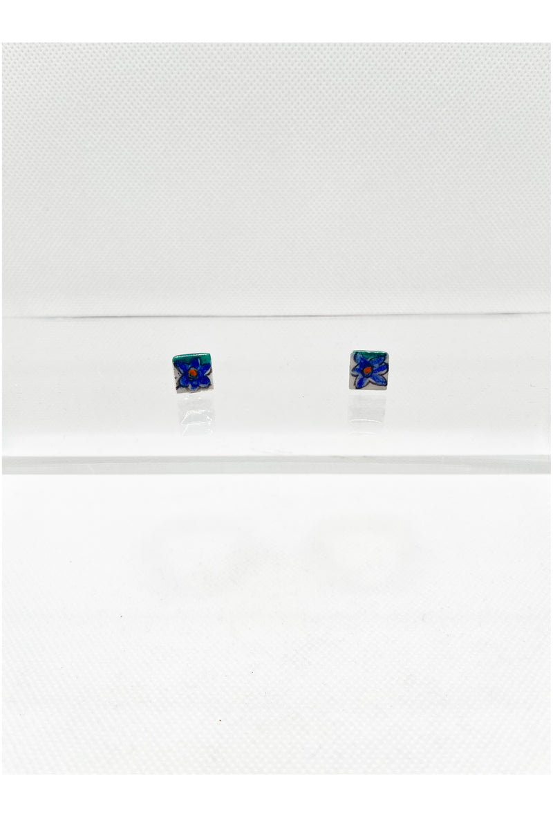 Button earrings with flower