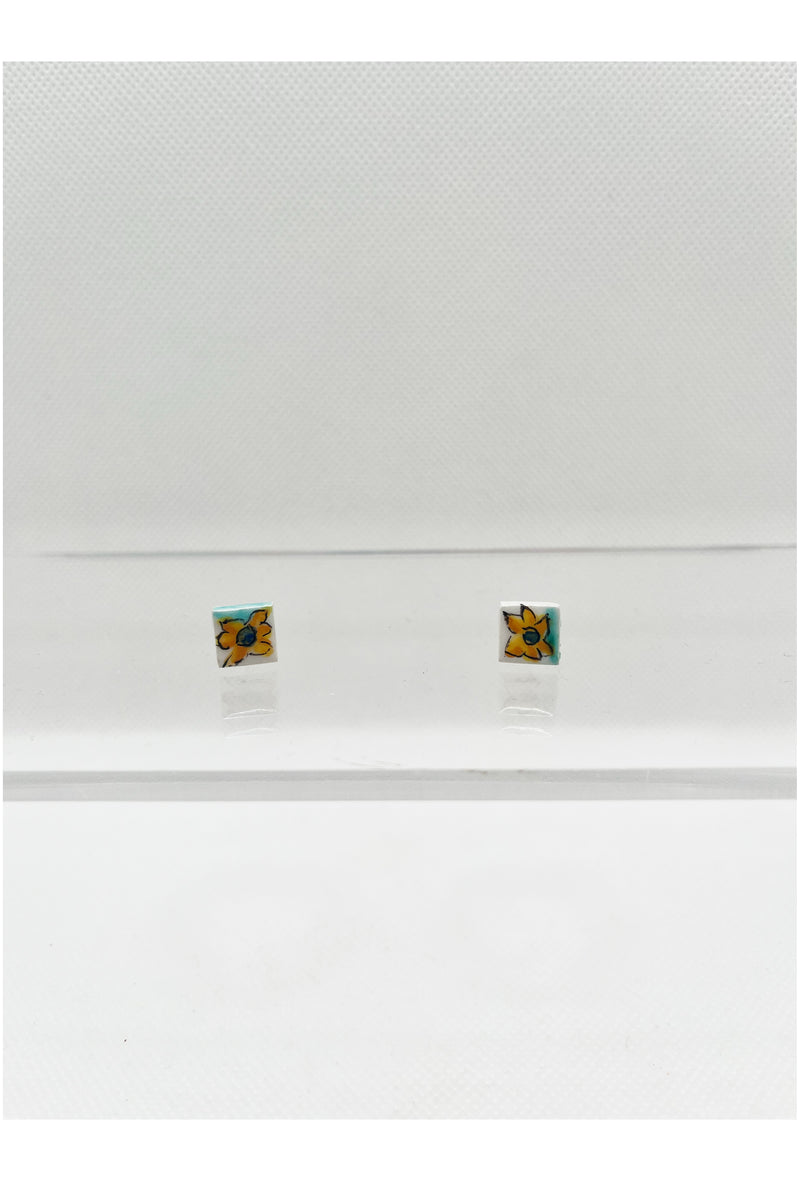 Button earrings with flower
