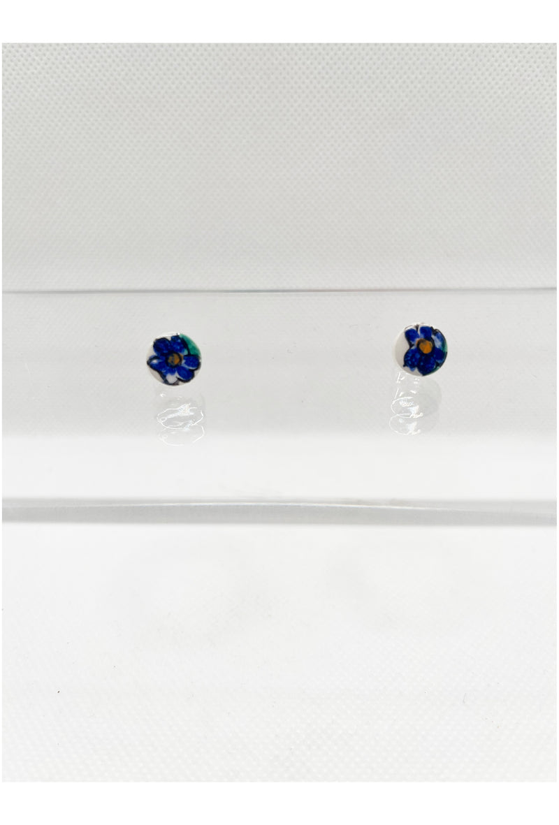 Button earrings with flower
