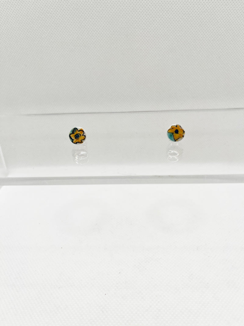 Button earrings with flower