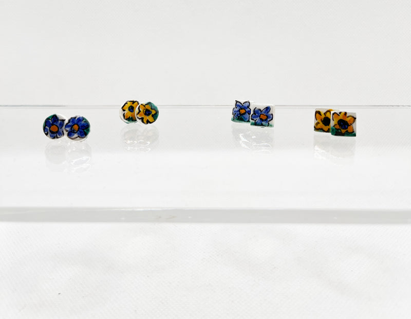 Button earrings with flower